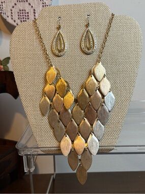 VintageTri-Tone Leaf Bib Necklace with Teardrop Earrings